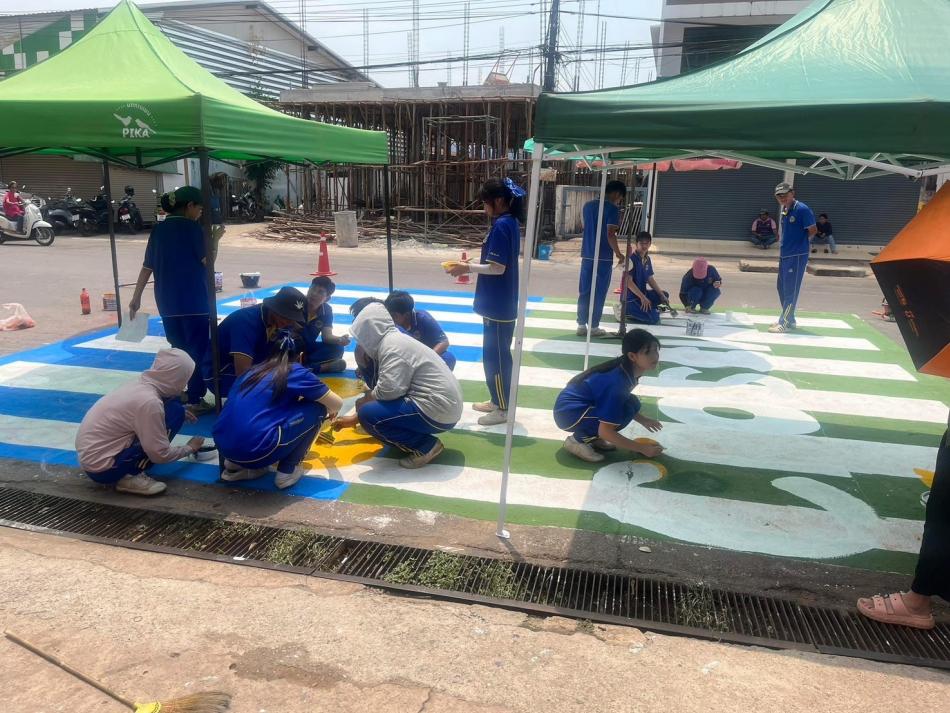 วันอาทิตย์ที่ 22 มีนาคม 2569 
  ดร.อาทิตย์ ศรีตะบุตร นายกเทศมนตรีเมืองโพนพิสัย พร้อมด้วย จิตอาสาเทศบาลเมืองโพนพิสัย ร่วมกับ จิตอาสาโรงเรียนชุมพลโพนพิสัย จะได้ดำเนินการทาสีทางม้าลายข้ามถนนบริเวณ หน้า ธ.ก.ส - หน้า ธนาคารกรุงเทพ โดยเริ่มดำเนินการตั้งแต่เวลา 09.00 -17:00 น 

ต้องขออภัยในความไม่สะดวกในการสัญจรไป-มา ตรงเส้นทางนี้ด้วยครับ 

ขอขอบคุณ ???????? 
ผู้ใหญ่ใจดีทุกท่านที่ให้การสนับสนุนข้าว อาหาร และน้ำ แก่จิตอาสาในวันนี้
1.คุณวงทิภา ทรัพย์มีสิริ (ข้าวอร่อย  50 กล่อง )
2.นายจรัญ ชมพูงาม  สมาชิกสภาเทศบาลเมืองโพนพิสัย (สนับสนุนน้ำดื่ม ตลอดงาน) 
 ????ช่วงบ่าย 
1.นายสุรชัย วงษ์หาบุตร รองนายกเทศมนตรีเมืองโพนพิสัย
2.นายชัยวัฒน์ นามขันธ์ เลขานุการนายกเทศมนตรีเมืองโพนพิสัย 
3.นายวินัย ไชยชิตย์ ผู้อำนวยการกองช่าง ได้นำทีมจิตอาสาเทศบาลเมืองโพนพิสัย ดำเนินการทำสนามวอลเลย์บอล สนามตะกร้อ ที่ลานเอนกประสงค์อำเภอโพนพิสัย เพื่อใช้แข่งขันกีฬาต้านยาเสพติดเทศบาลเมืองโพนพิสัย…ขออภัยในความไม่สะดวกนะครับ 

❣️????ให้โอกาส ทีมลูกหลาน จิตอาสาชุมพลโพนพิสัย 68-69 ได้ใช้จินตนาการอย่างเต็มที่
 
"ทำ