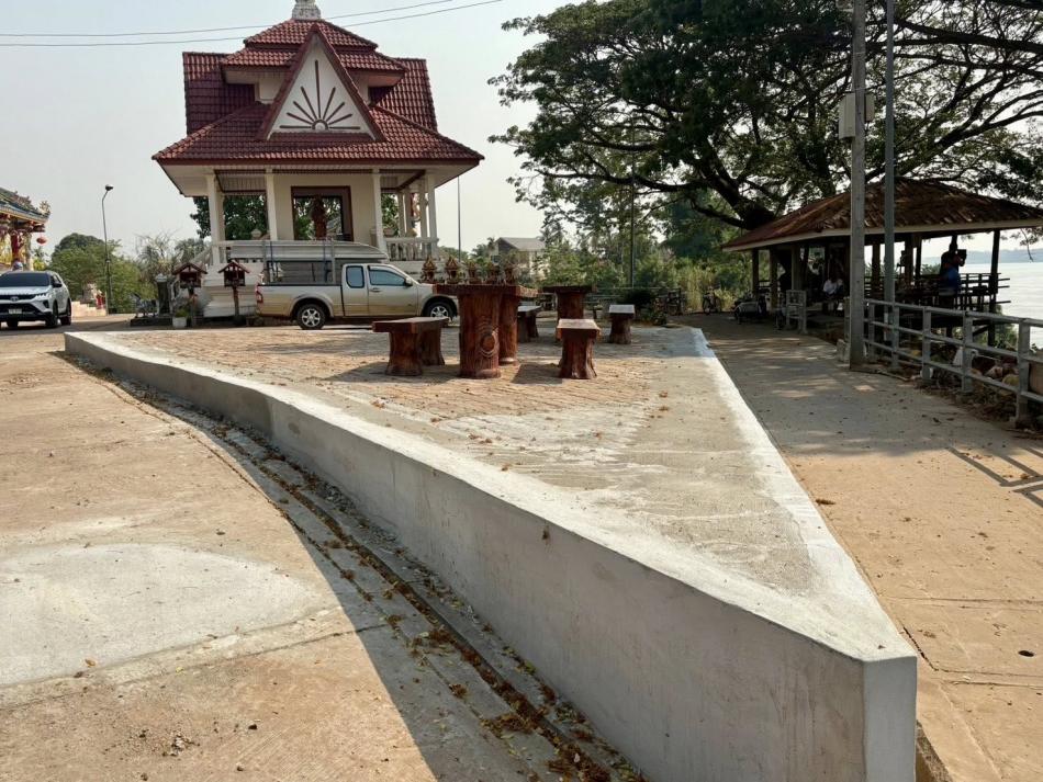 วันศุกร์ ที่  10 เมษายน 2569          เทศบาลเมืองโพนพิสัยได้ดำเนินการปรับปรุงภูมิทัศน์บริเวณหน้าศาลหลักเมืองลานปากห้วยหลวง  ขณะนี้การดำเนินการปรับปรุงได้เสร็จสิ้นเป็นที่เรียบร้อยแล้ว         โดย ดร.อาทิตย์ ศรีตะบุตร นายกเทศมนตรีเมืองโพนพิสัย ได้มีนโยบายให้ใช้วัสดุเหลือใช้มาทำให้เกิดประโยชน์ เช่น ตัวหนอน ,ชุดโต๊ะหินอ่อน ที่มีอยู่เดิมเพื่อเป็นการใช้งบประมาณของทางราชการให้เกิดประโยชน์ประหยัด และคุ้มค่ามากที่สุด     ขอขอบพระคุณผู้ใหญ่ใจดี ที่ให้ความอนุเคราะห์ บริจาค ร้านเพชรยานยนต์ อภิวัฒน์พาณิชย์ บริจาค ชุดโต๊ะหินอ่อน จำนวน 2 ชุด #ทำงานด้วยความสุจริตเป็นที่ตั้ง     “ทำทุกวัน ทำให้เป็นนิสัย บ้านเมืองจะได้สะอาดน่าอยู่” #เทศบาลเมืองโพนพิสัยใส่ใจทุกปัญหา ช่องทางการติดต่อสื่อสาร เทศบาลเมืองโพนพิสัย ☎️ 042-471307 ไปรษณีย์อิเล็กทรอนิกส์กลาง  : saraban_05430501@dla.go.th
	งานประชาสัมพันธ์ กองยุทธศาสตร์และงบประมาณ
Facebook Page: #เทศบาลเมืองโพนพิสัย คลิ๊ก https://www.facebook.com/share/15mnyqh32a/?mibextid=wwXIfr

Cr.นักวิชาการคอมพิวเตอร์ปฏิบัติการ
