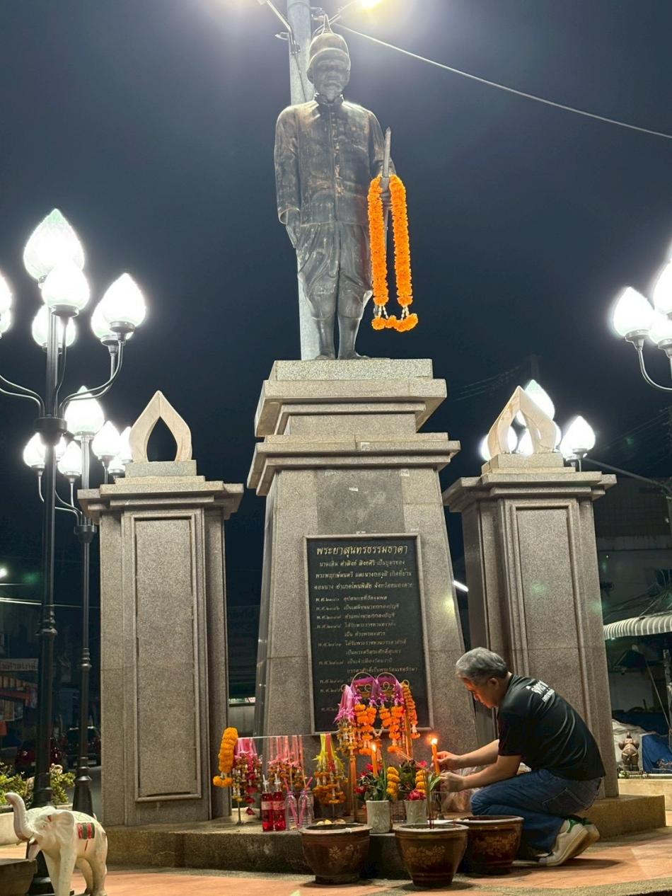 วันจันทร์ที่ 16 มีนาคม พ.ศ.2569 เวลา 05.30 น. ดร.อาทิตย์ ศรีตะบุตร นายกเทศบาลเมืองโพนพิสัย กราบสักการะพระยาสุนทรธรรมธาดาเพื่อเป็นศิริมงคล ในเช้าวันจันทร์ เริ่มต้นของการปฏิบัติงาน พร้อมนี้ได้นำคณะจิตอาสาเทศบาลเมืองโพนพิสัย ทำความสะอาด 
และล้างคราบน้ำมันที่สะสมมาเป็นระยะเวลายาวนานบริเวณลานนาคาเบิกฟ้า เฟส3 และ เฟส4 เพื่อสุขอนามัยของประชาชนภายในเขตเทศบาล และนักท่องเที่ยวที่มาเยือนอำเภอโพนพิสัย

เทศบาลเมืองโพนพิสัย ขอขอบคุณ 
1.ร้านทองแม่ราญ ร่วมกับร้านรักโฟโต้ และแม่กุ๊กไก่ สนับสุนโจ๊ก ข้าวเปียก ปลาท่องโก๋ ไข่ลวก
2.คุณวงทิภา ทรัพย์มีศิริ ร้านข้าวผัดทะเล สนับสนุน ข้าวกล่อง จำนวน 60 กล่อง 
"ทำทุกวัน ทำให้เป็นนิสัย บ้านเมืองจะได้สะอาดน่าอยู่" 

#เทศบาลเมืองโพนพิสัยใส่ใจทุกปัญหา  ช่องทางการติดต่อสื่อสาร เทศบาลเมืองโพนพิสัย ☎️ 0-4247-1307 
ไปรษณีย์อิเล็กทรอนิกส์กลาง : saraban_05430501@dla.go.th งานประชาสัมพันธ์ กองยุทธศาสตร์และงบประมาณ  
Facebook Page: #เทศบาลเมืองโพนพิสัย คลิ๊ก https://www.facebook.com/share/15mnyqh32a/?mibextid=wwXIfr