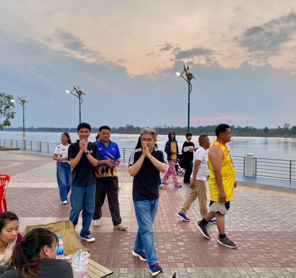 ข่าวที่ 2

วันศุกร์ทึ่ 27 กุมภาพันธ์ 2569 เวลา 18.30 น. ดร.อาทิตย์ ศรีตะบุตร นายกเทศมนตรีเมืองโพนพิสัย ลงพื้นที่เพื่อตรวจเยี่ยมและรับฟังความคิดเห็นของประชาชนและผู้ประกอบการบริเวณลานนาคาเบิกฟ้า 

การตอบรับจากประชาชนและผู้ประกอบการ ได้ชื่นชมบุคลากรของเทศบาลเมืองโพนพิสัยว่ามีคุณภาพ มีความรับผิดชอบ ใส่ใจและดูแลประชาชนเป็นอย่างดี 