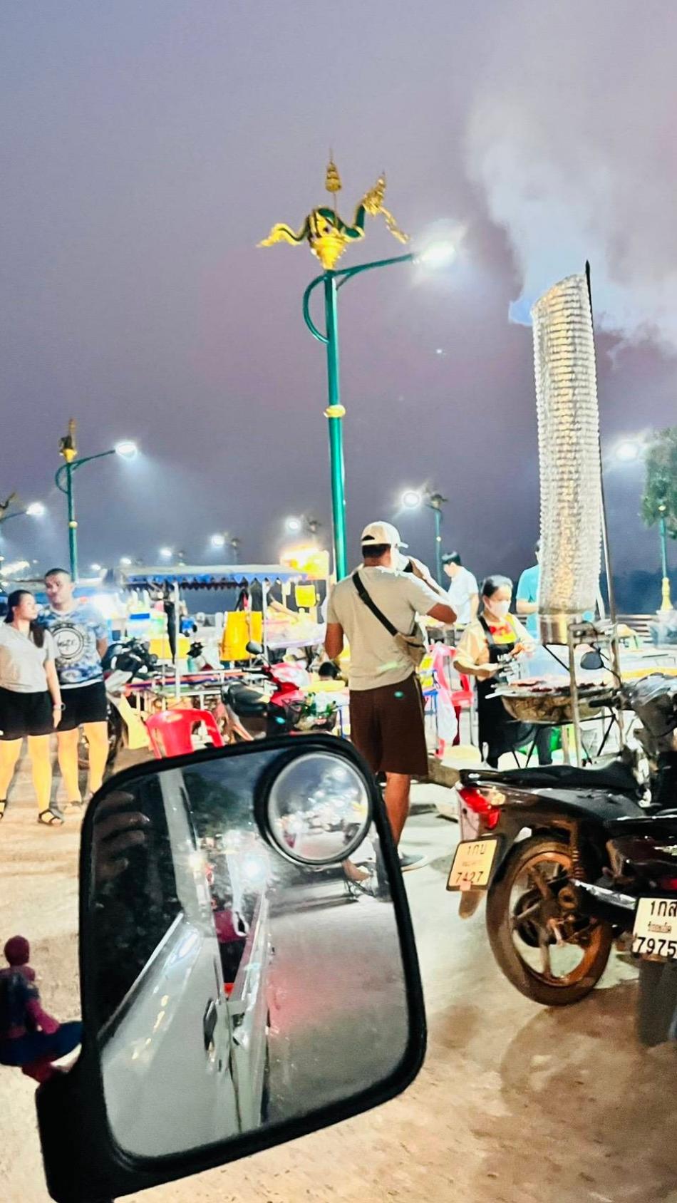 วันอาทิตย์ที่ 5 เมษายน 2569 เวลา 18.30น.     ดร.อาทิตย์  ศรีตะบุตร  นายกเทศมนตรีเมืองโพนพิสัย ได้มอบหมายให้กองช่างแก้ไขซ่อมแซมไฟฟ้าสาธารณะลานนาคาเบิกฟ้าเฟส3 สาเหตุเนื่องจาก ไฟส่องสว่างดับทำให้บริเวณดังกล่าวมืด  ตอนนี้ไฟฟ้าสามารถกลับมาใช้งานได้ตามปกติแล้วครับ            ขอบคุณครับ #เทศบาลเมืองโพนพิสัยใส่ใจทุกปัญหา  	ช่องทางการติดต่อสื่อสาร เทศบาลเมืองโพนพิสัย  ☎️ 042-471307  ไปรษณีย์อิเล็กทรอนิกส์กลาง : saraban_05430501@dla.go.th  	งานประชาสัมพันธ์ กองยุทธศาสตร์และงบประมาณ  Facebook Page: #เทศบาลเมืองโพนพิสัย คลิ๊ก https://www.facebook.com/share/15mnyqh32a/?mibextid=wwXIfr   Cr.นักวิชาการคอมพิวเตอร์ปฏิบัติการ
