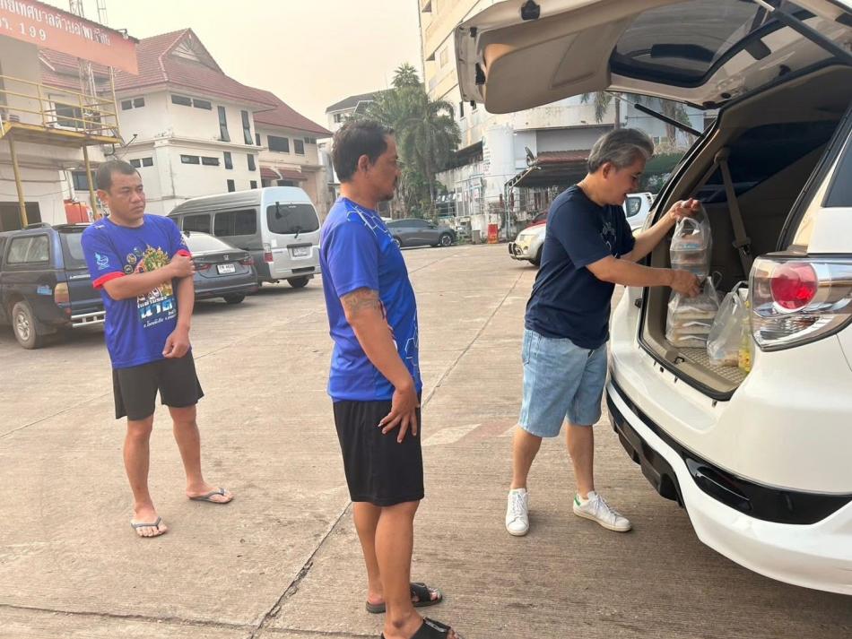 วันจันทร์ที่  6 เมษายน 2569 เวลา 07.00 น.    เช้านี้ ดร.อาทิตย์ ศรีตะบุตร นายกเทศมนตรีเมืองโพนพิสัย  ได้จัดหาอาหาร และน้ำดื่ม  เพื่อไปให้กำลังใจกับทีมงานป้องกันและบรรเทาสาธารณภัย และ ทีมจิตอาสาเทศบาลเมืองโพนพิสัย  #นายกเทศมนตรีเมืองโพนพิสัยทำงานรับใช้พี่น้องประชาชน #เทศบาลเมืองโพนพิสัยใส่ใจทุกปัญหา  	ช่องทางการติดต่อสื่อสาร เทศบาลเมืองโพนพิสัย  ☎️ 042-471307  ไปรษณีย์อิเล็กทรอนิกส์กลาง : saraban_05430501@dla.go.th  	งานประชาสัมพันธ์ กองยุทธศาสตร์และงบประมาณ  Facebook Page: #เทศบาลเมืองโพนพิสัย คลิ๊ก https://www.facebook.com/share/15mnyqh32a/?mibextid=wwXIfr   Cr.นักวิชาการคอมพิวเตอร์ปฏิบัติการ