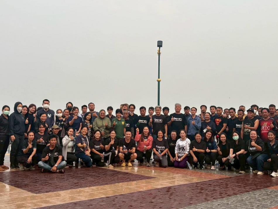 วันศุกร์ที่  17 เมษายน 2569 เวลา 05.30 น.                  ✨เช้าวันนี้ ดร.อาทิตย์ ศรีตะบุตร นายกเทศมนตรีเมืองโพนพิสัย  ได้กราบสักการะพระยาสุนทรธรรมธาดาเพื่อเป็นสิริมงคลในการปฏิบัติงาน  พร้อมนี้ได้นำทีมคณะจิตอาสาเทศบาลเมืองโพนพิสัย ทำความสะอาด หลังจากเทศกาลสงกรานต์ ณ บริเวณริมโขงลานนาคาเฟส 3 และเฟส 4 เพื่อความสะอาด เรียบร้อย มีสุขอนามัยของประชาชนชาวโพนพิสัยและนักท่องเที่ยวที่มาเยือนอำเภอโพนพิสัย     ????????ต้องขอขอบคุณผู้ใหญ่ใจดี ที่ให้ความอนุเคราะห์สนับสนุน???????? 1.คุณวงทิภา ทรัพย์มีสิริ (สนับสนุนเป็นข้าวและอาหาร แสนอร่อย จำนวน 70 กล่อง) 2.ร้านทองแม่ราญ  3.ร้านรักโฟโต้ 4.แม่กุ๊กไก่  สนับสนุนเป็น โจ๊ก  ข้าวเปียก ไข่ลวก ปลาท่องโก๋ (ชุดใหญ่)  “ทำทุกวัน ทำให้เป็นนิสัย บ้านเมืองจะได้สะอาด น่าอยู่” 	#เทศบาลเมืองโพนพิสัยใส่ใจทุกปัญหา ช่องทางการติดต่อสื่อสาร เทศบาลเมืองโพนพิสัย ☎️ 042-471307 ไปรษณีย์อิเล็กทรอนิกส์กลาง : saraban_05430501@dla.go.th 	งานประชาสัมพันธ์ กองยุทธศาสตร์และงบประมาณ Facebook Page: #เทศบาลเมืองโพนพิสัย คลิ๊ก https://www.facebook.com/share/15mnyqh32a/?mibextid=wwXIfr Cr